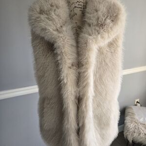 Evereve Cream Faux Fur Vest